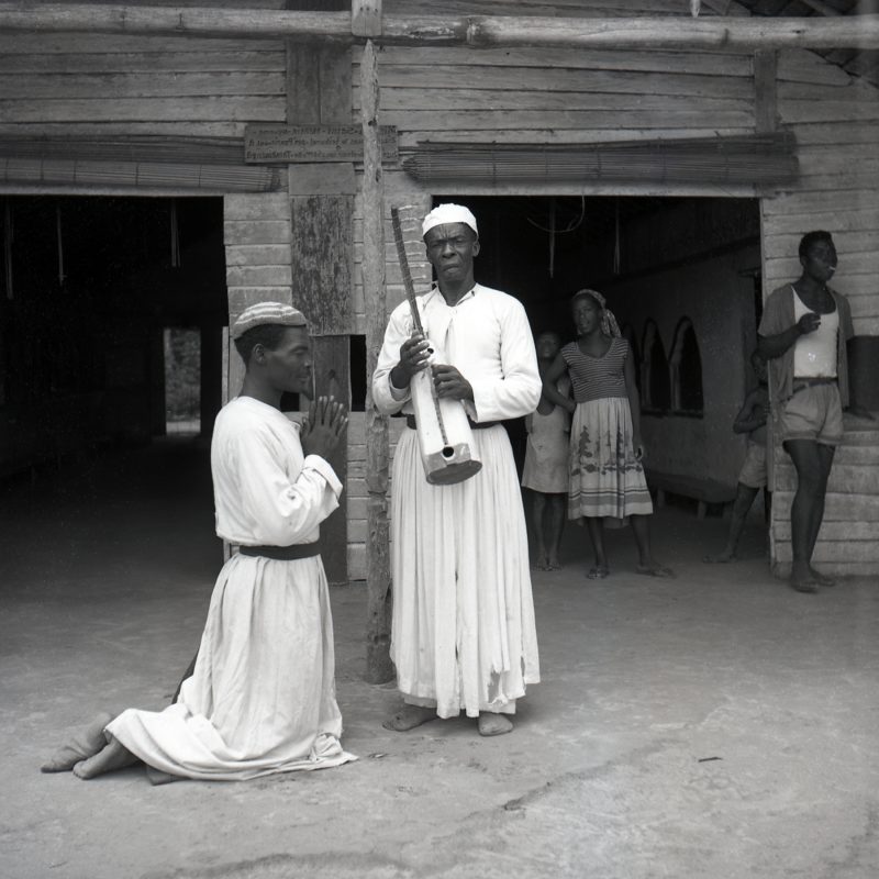 Recreació, al Gabon, d’una cerimònia de bwiti (una religió prohibida a la Guinea Espanyola)